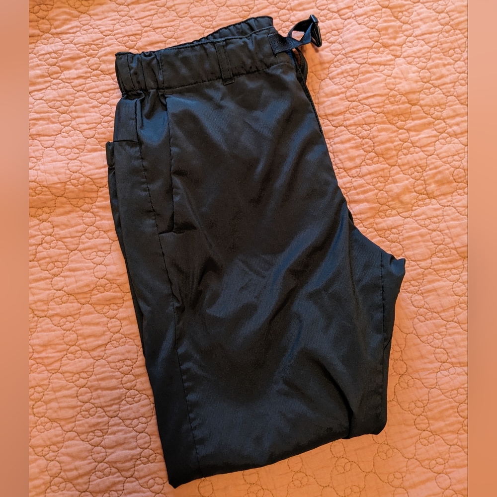 Black uniqlo cropped pant joggers